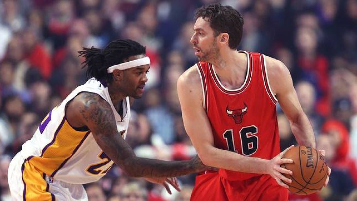 Pau Gasol y Ed Davis, en un momento del partido entre los Bulls y los Lakers.-Foto: USA TODAY / DENNIS WIERZBICKI