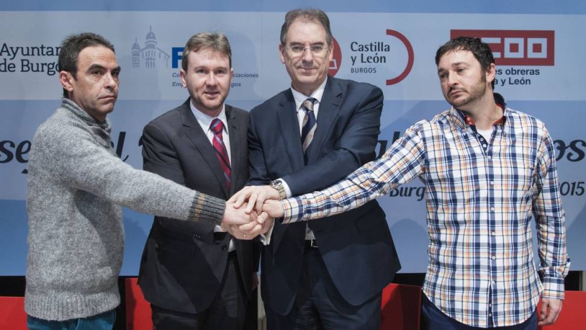 El alcalde de Burgos, Javier Lacalle, rubrica el convenio del Consejo Social de Burgos junto a varios miembros de su equipo, así como de los representantes provinciales de los sindicatos CCOO, Fidel Velasco (I) y UGT, Roberto Gómez (D), además del preside-Ical