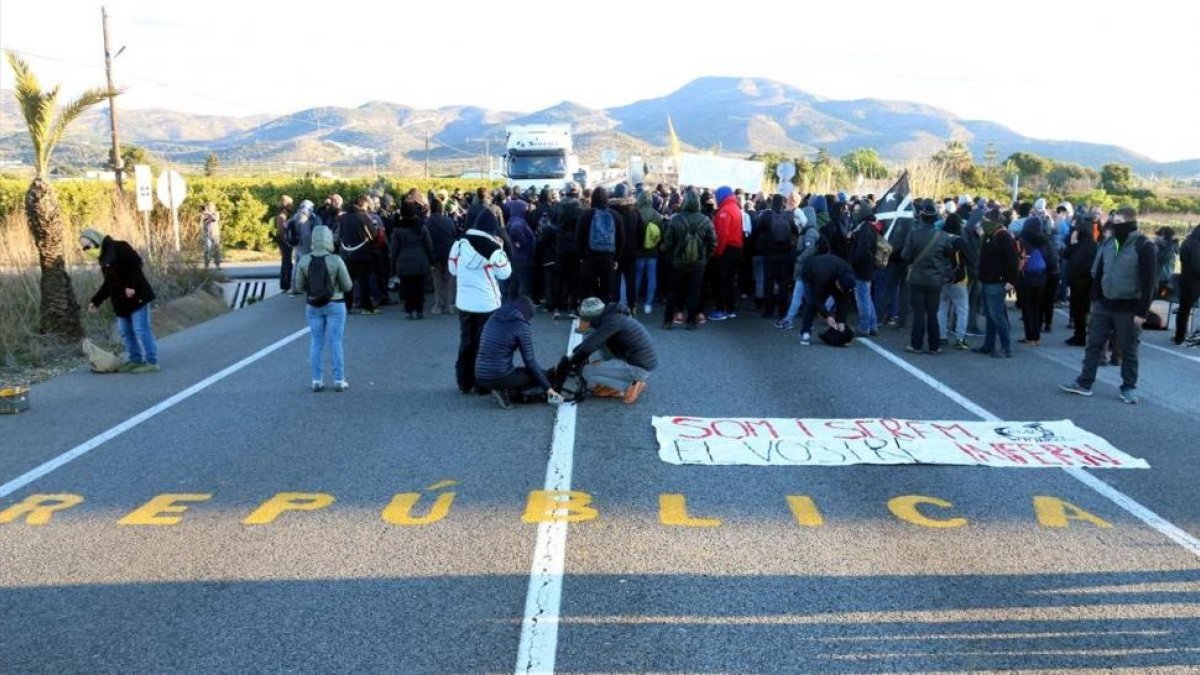 Concentración de los CDR cortando el tráfico en la N-340, en Alcanar, con la palabra república pintada en la calzada.-EL PERIÓDICO