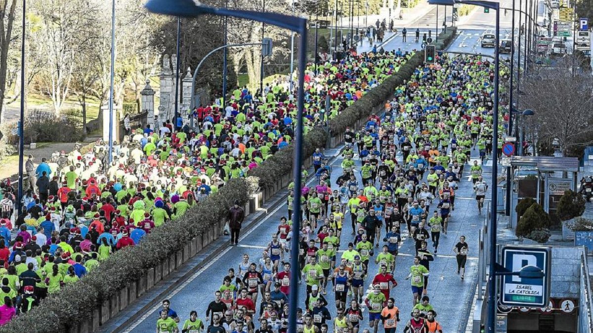 El Paseo de Isabel la Católica repletó de atletas durante la prueba celebrada el pasado año.-J.M. LOSTAU
