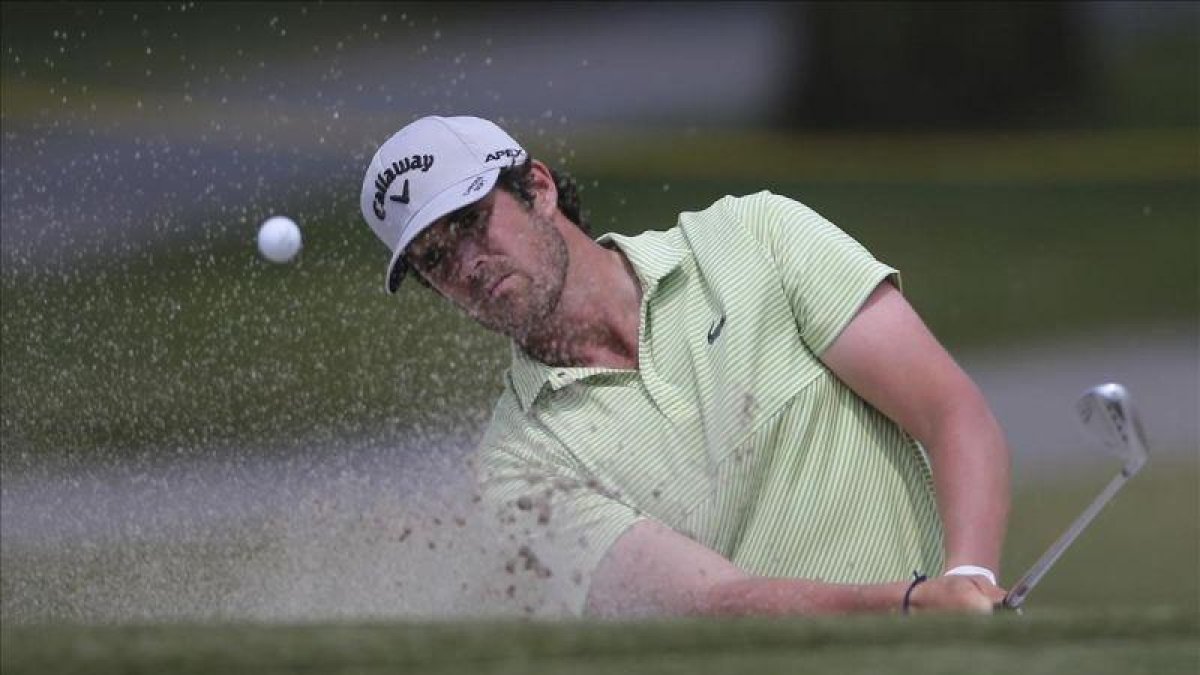 Nacho Elvira juega una bola desde el bunker del hoyo 18 en Malasia.-VINCENT PHOON (AP)