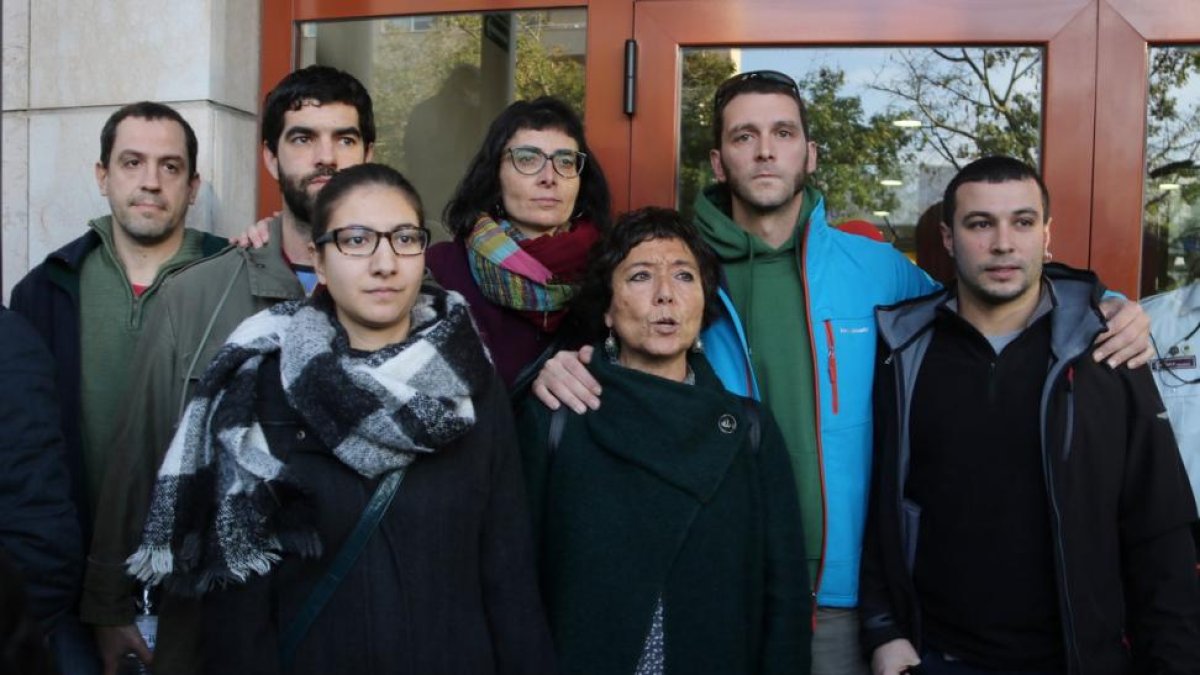 Concejales de la CUP de Reus, en la puerta de los juzgados, el pasado noviembre.-/ ACN