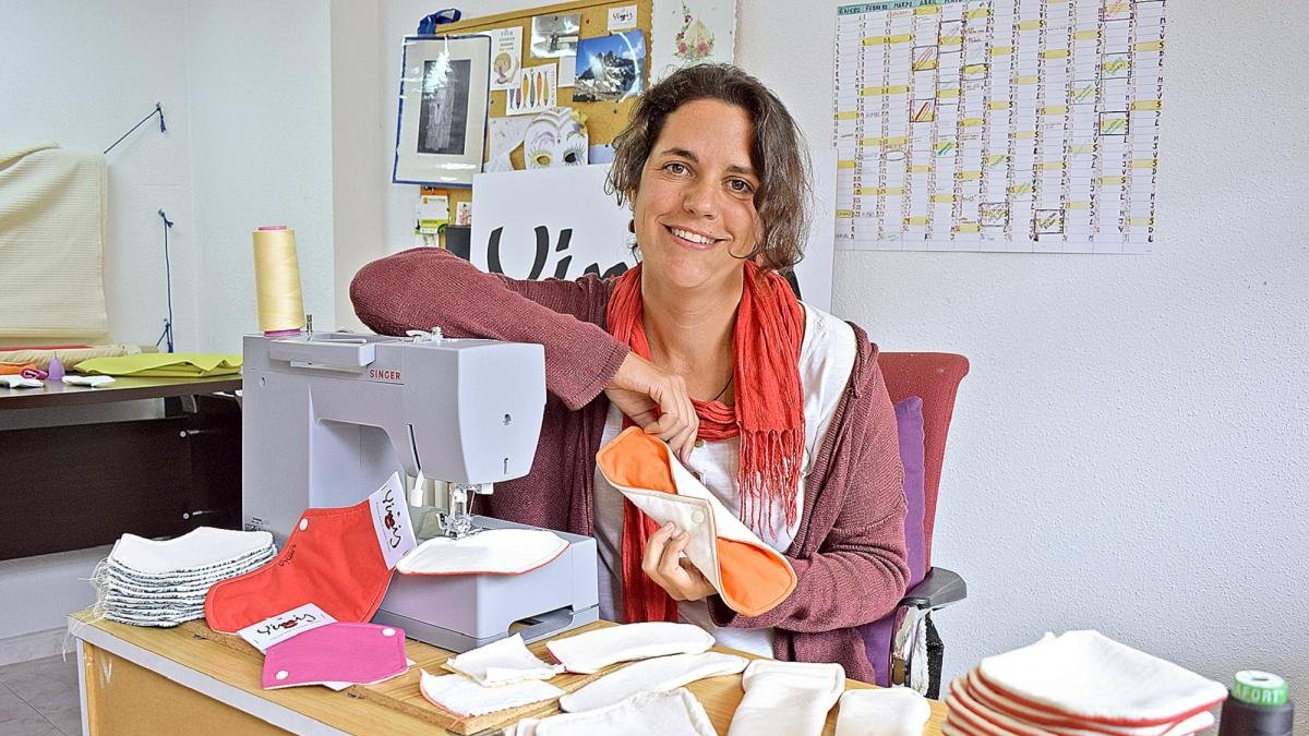 Jimena Acosta, en su taller de Sobradillo, un pequeño pueblo de los Arribes del Duero salmantinos.-ARGICOMUNICACIÓN