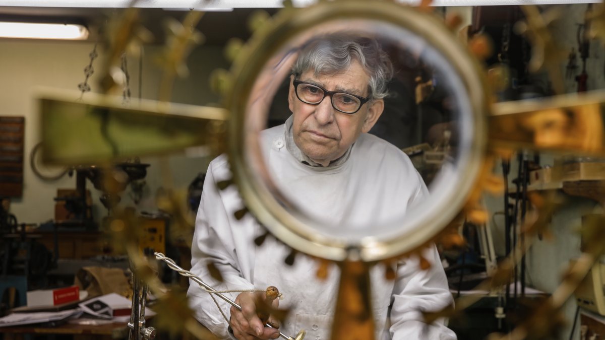 El joyero Antonio Zúñiga, en su joyería, en la calle Santa María de Valladolid. J. M. LOSTAU