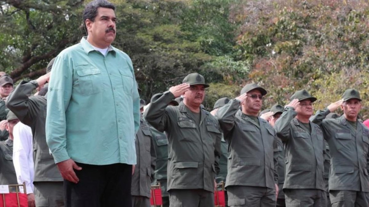 Maduro (izquierda), durante un desfile militar en Campo de Carabolo (Venezuela).-/ REUTERS
