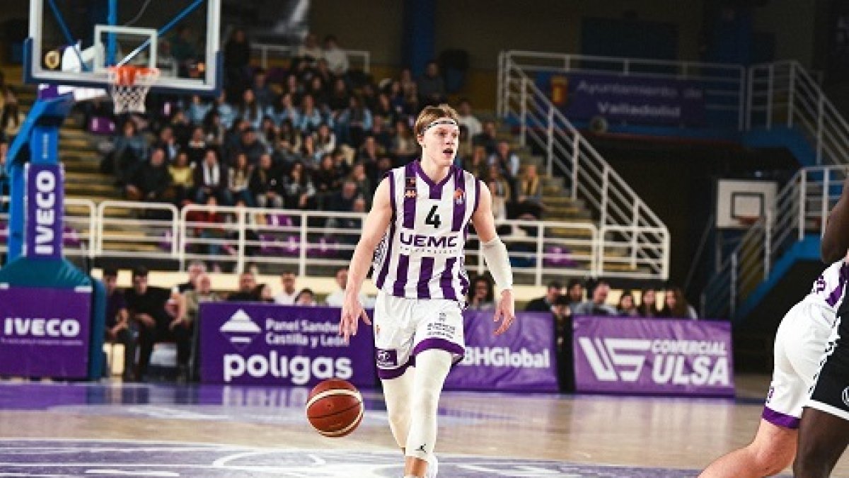 Zigmantavicius sube el balón.