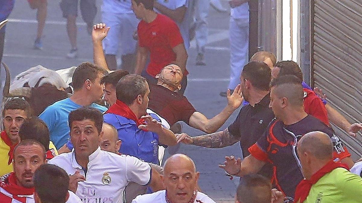 Un momento de la cogida en el encierro de las fiestas de Cuéllar.-ICAL