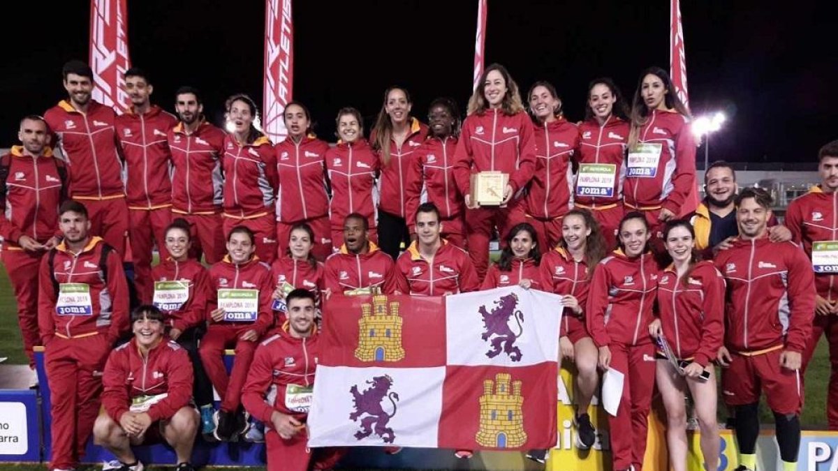 Atletas de la selección de Castilla y León que ha logrado el tercer puesto en el Campeonato de España por autonomías.-E.M.