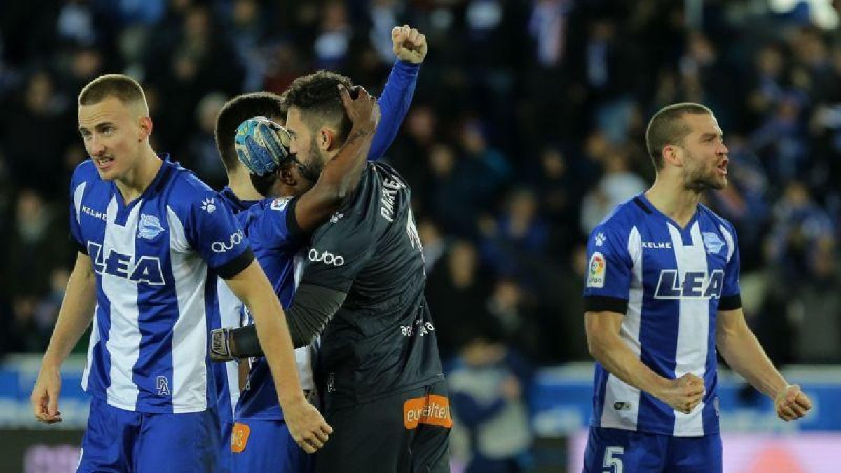 Los jugadores del Alavés celebran la victoria ante el Sevilla.-AFP / CESAR MANSO (AFP)