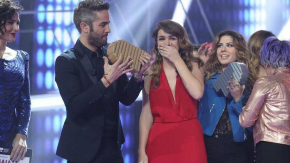 Amaia, emocionada, recibe el trofeo de ganadora de OT.-VIDEOTAPE
