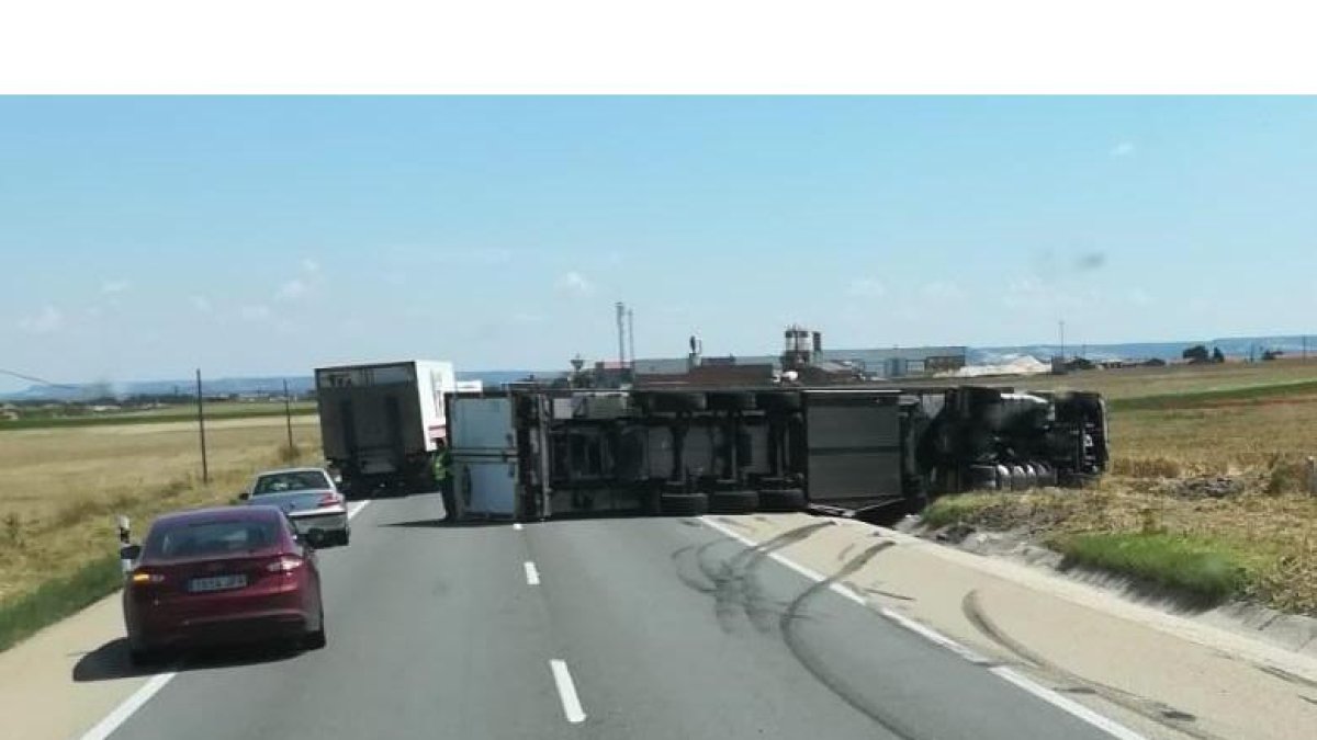Vehículo tendido sobre la carretera.-EL MUNDO