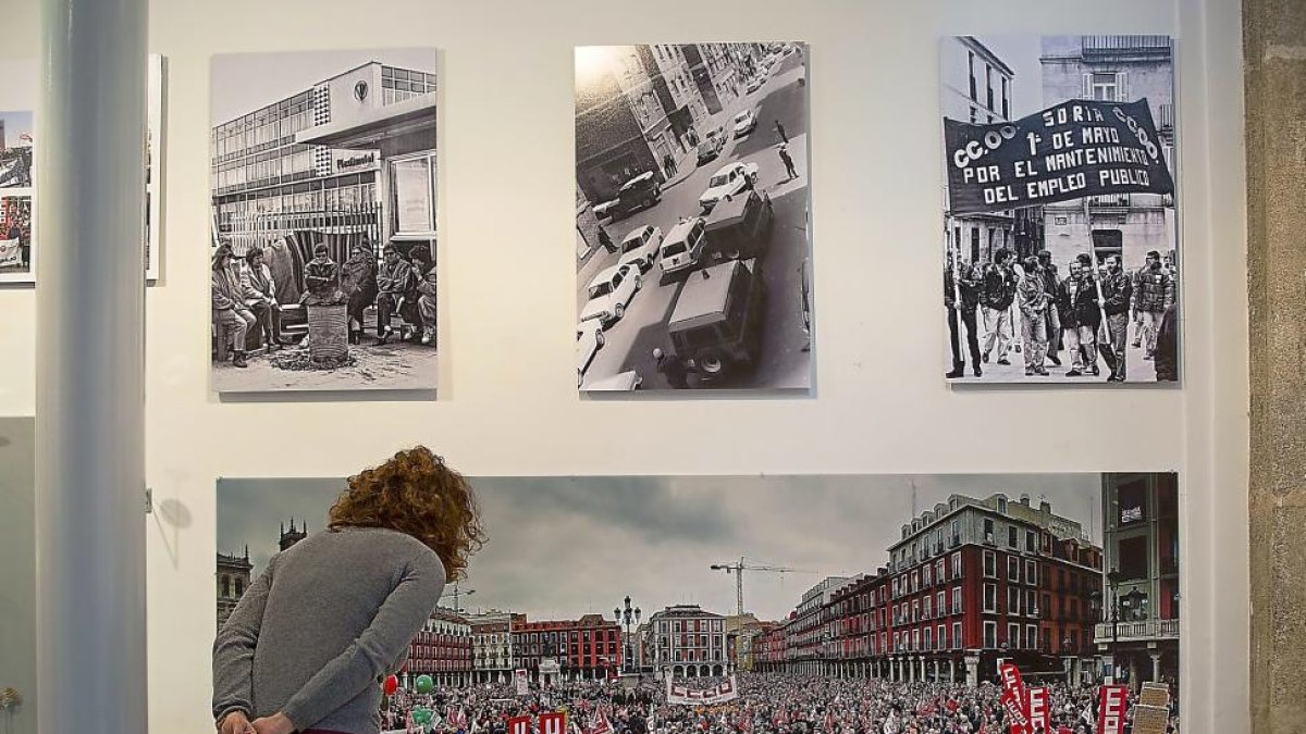 Una mujer observa fotografías de la exposición CCOO-ICAL