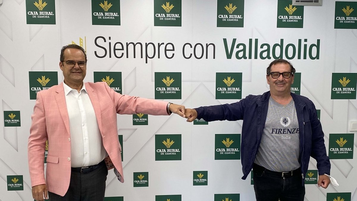 CajaRural de Zamora, nuevo patrocinador del Balonmano Aula Valladolid. En la imagen, el director de comunicación de Caja Rural, Narciso Prieto, junto al presidente de la entidad deportiva Cayetano Cifuentes. - ICAL