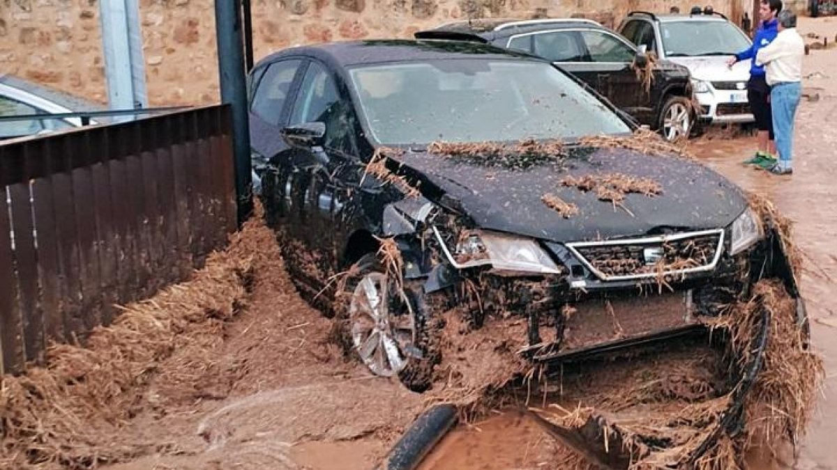 Uno de los vehículos arrastrados por la riada en la tarde de ayer en Santa María de Huerta.-DIEGO MARTÍNEZ LARENA