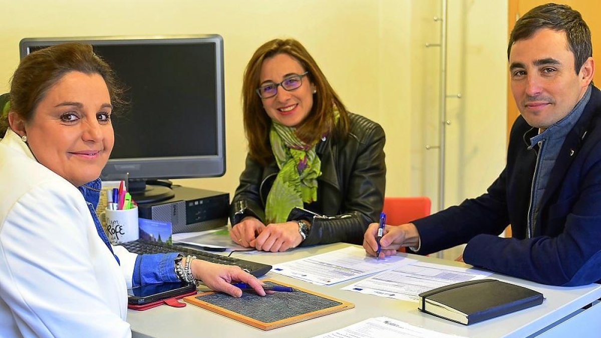Un momento de la firma del convenio de Castilla Termal y la Escuela Alcazarén.-E. M.