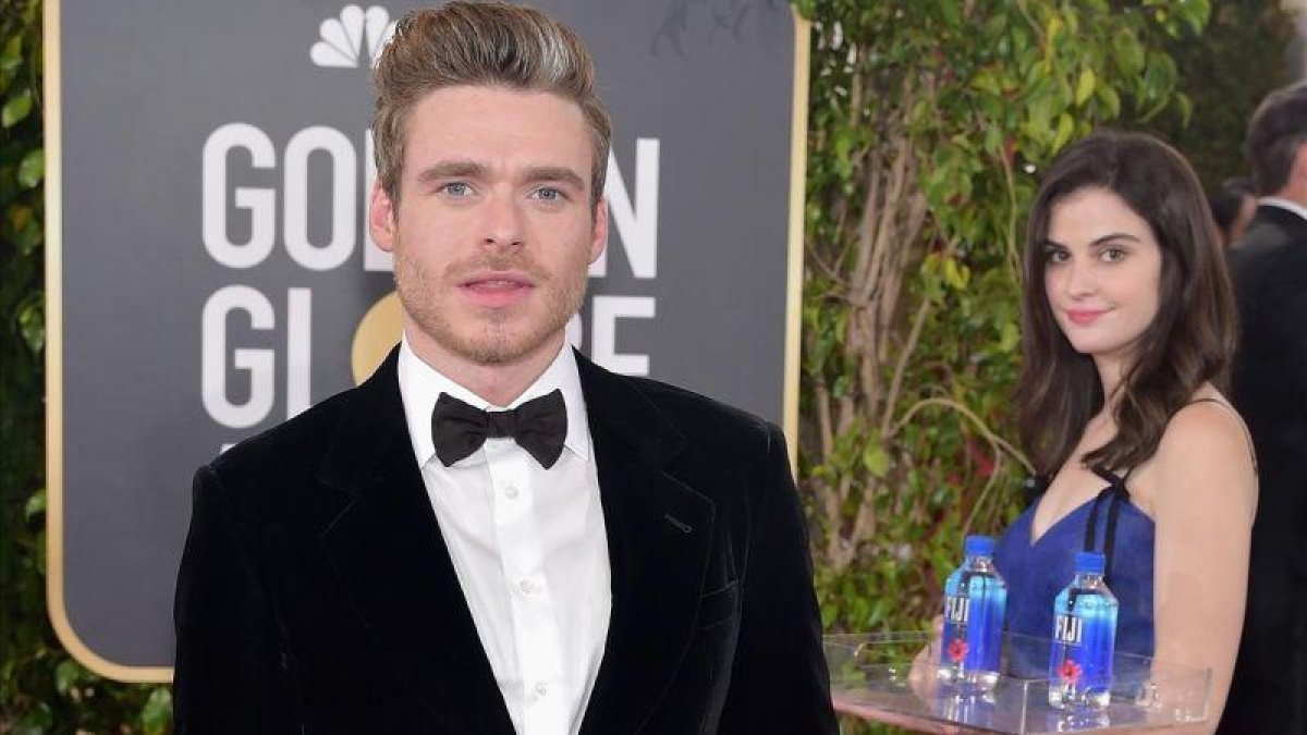 Richard Madden posa en un photobomb de la gala con la chica del agua Fiji de fondo.-EL PERIÓDICO