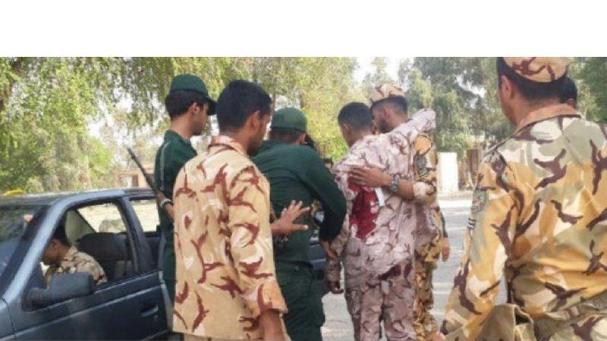 Un soldado herido durante un tiroteo en un desfile militar en Irán.-EL PERIÓDICO