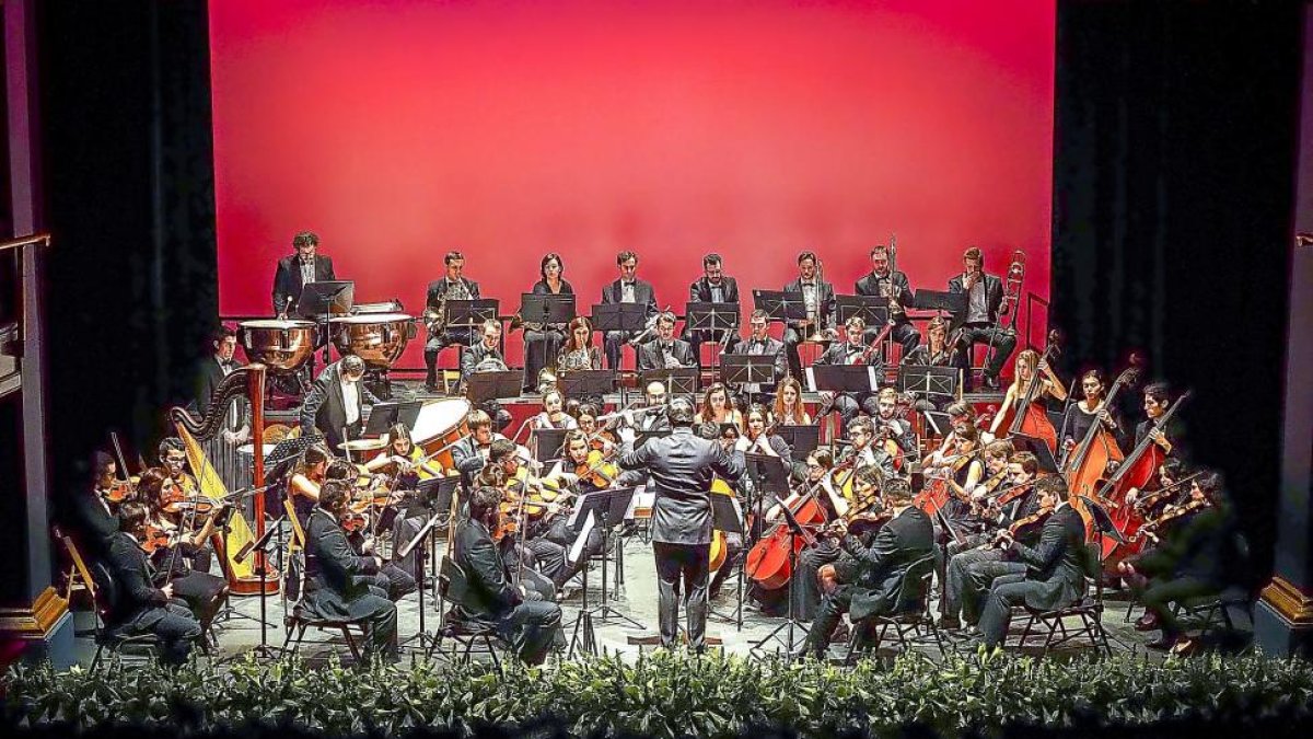 Ernesto Monsalve dirige a la Filarmónica, ayer, en el teatro Zorrilla durante el concierto de Año Nuevo.-MIGUEL ÁNGEL SANTOS/PHOTOGENIC