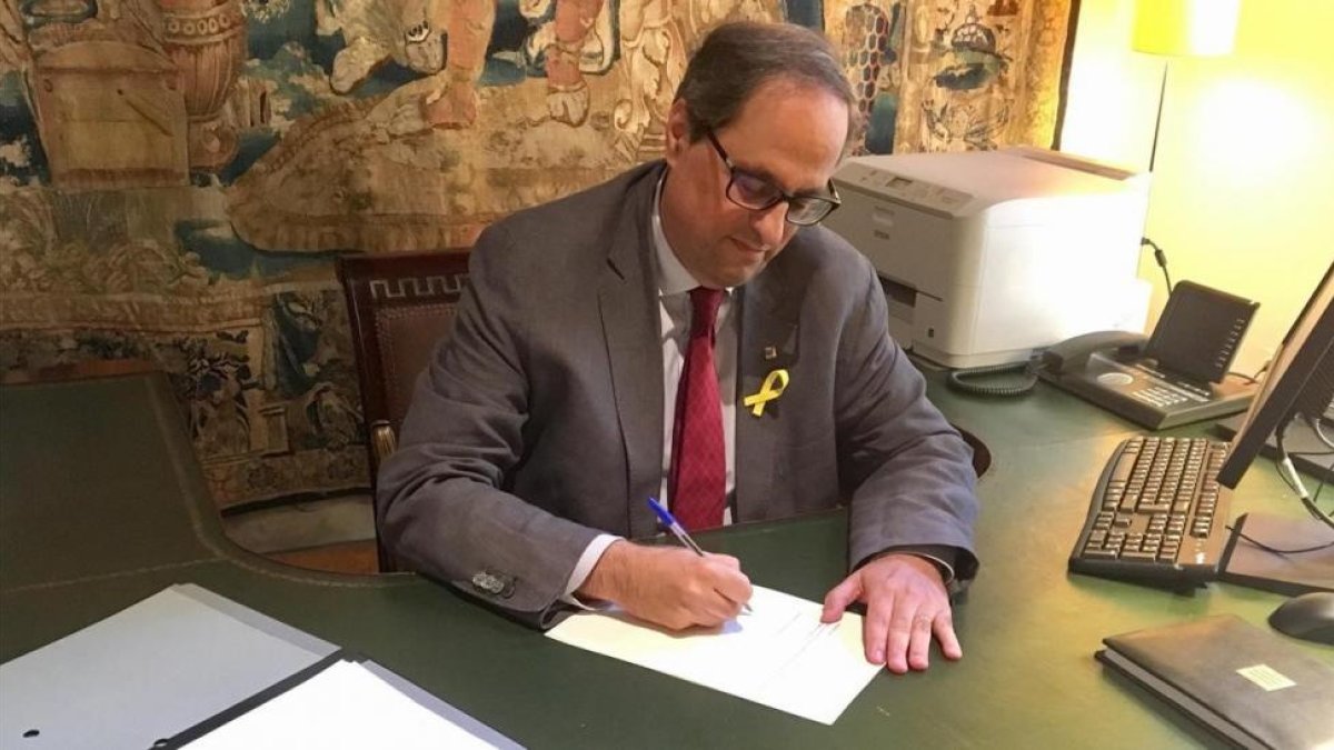 El president Quim Torra firma el decreto de nombramiento del nuevo Govern.-ACN