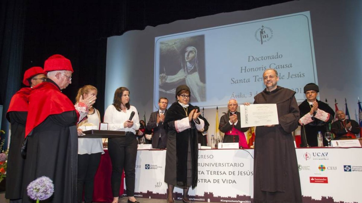 El cardenal arzobispo de Valencia, Antonio Cañizares, preside el acto de investidura de Santa Teresa de Jesús como doctora honoris causa por la Ucav.-ICAL