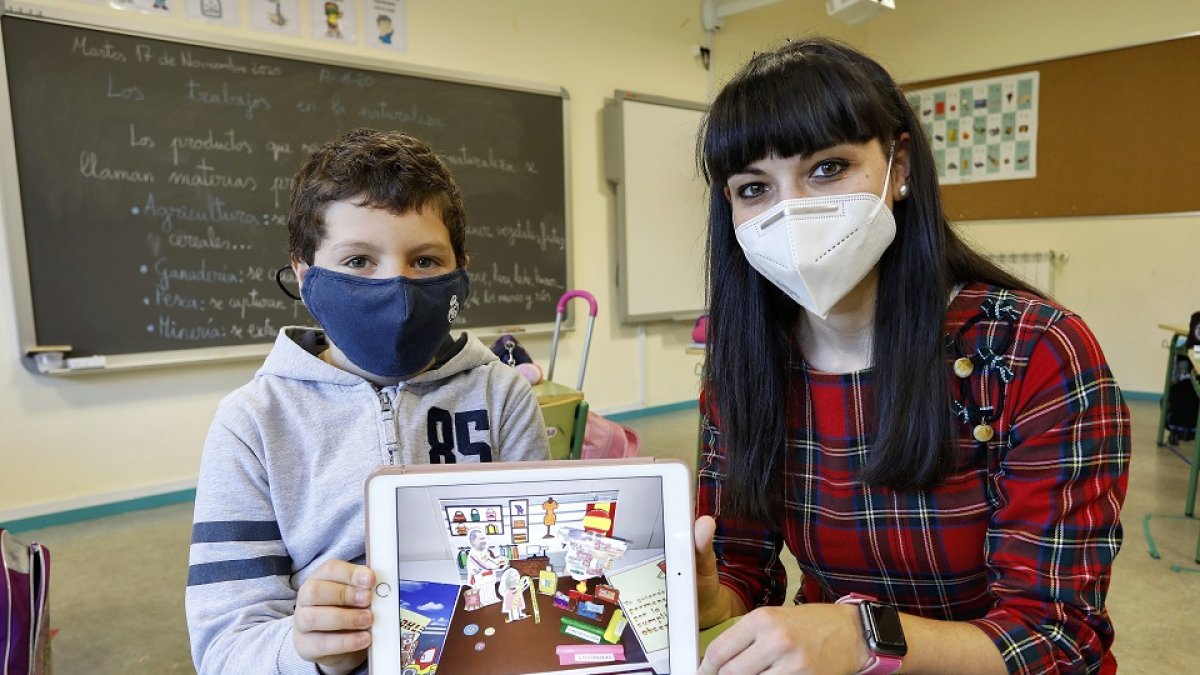 Alberto del Val, ganador del concurso, con su profesora en el CEIP Elvira Lindo de Arroyo de la Encomienda. / J.M. LOSTAU.