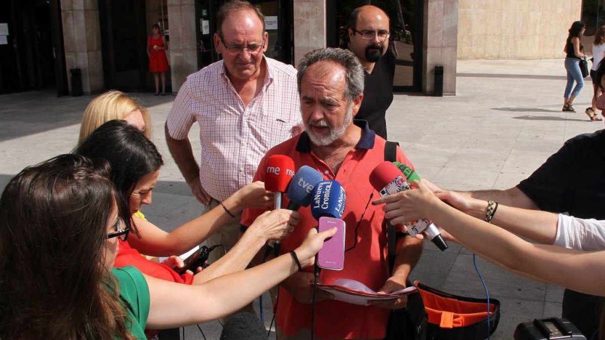 Ismael González Millán, presidente de la Junta Vecinal de Antimio de Abajo, hace declaraciones a los medios.-ICAL