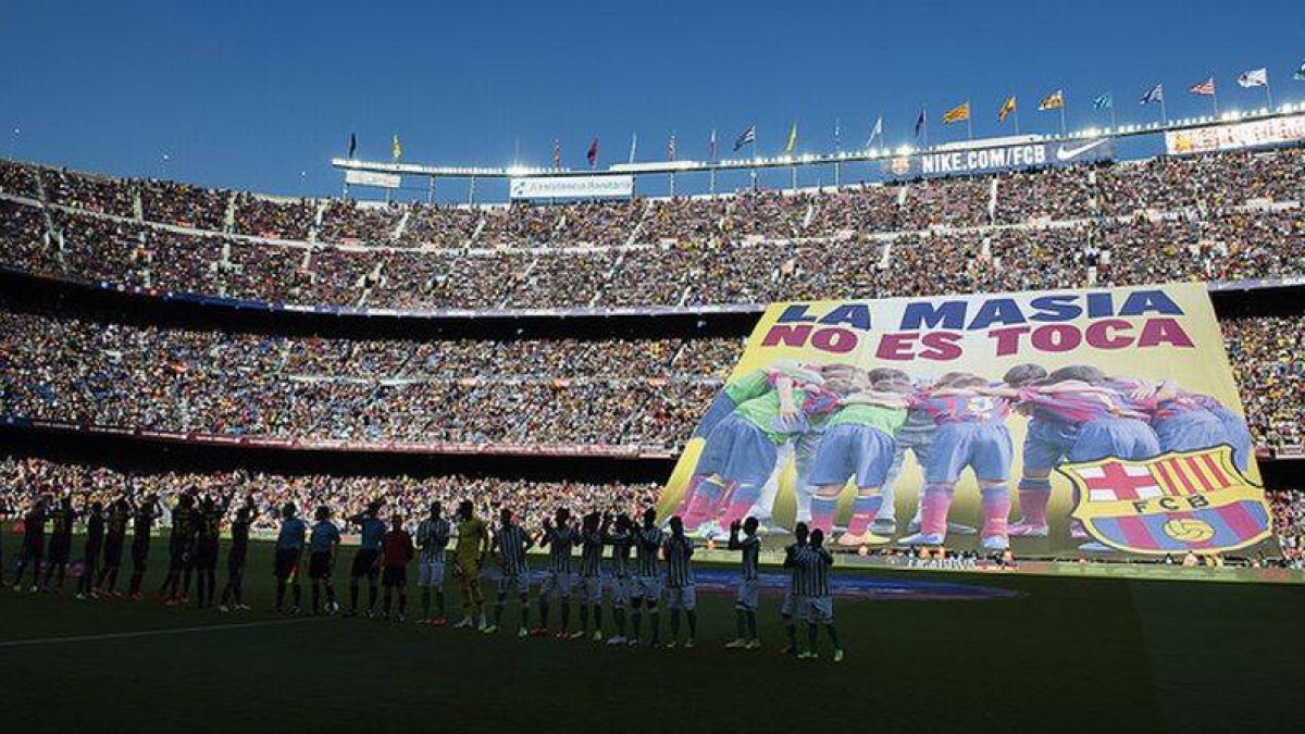 Pancarta de apoyo a La Masia, el pasado 5 de abril en las gradas del Camp Nou.-Foto: JORDI COTRINA