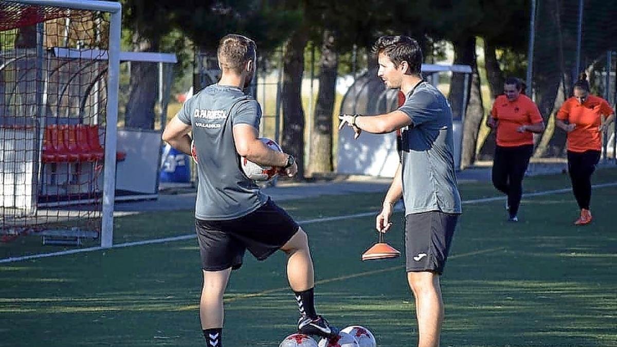 Jiménez da instrucciones en un entrenamiento.-CD PARQUESOL