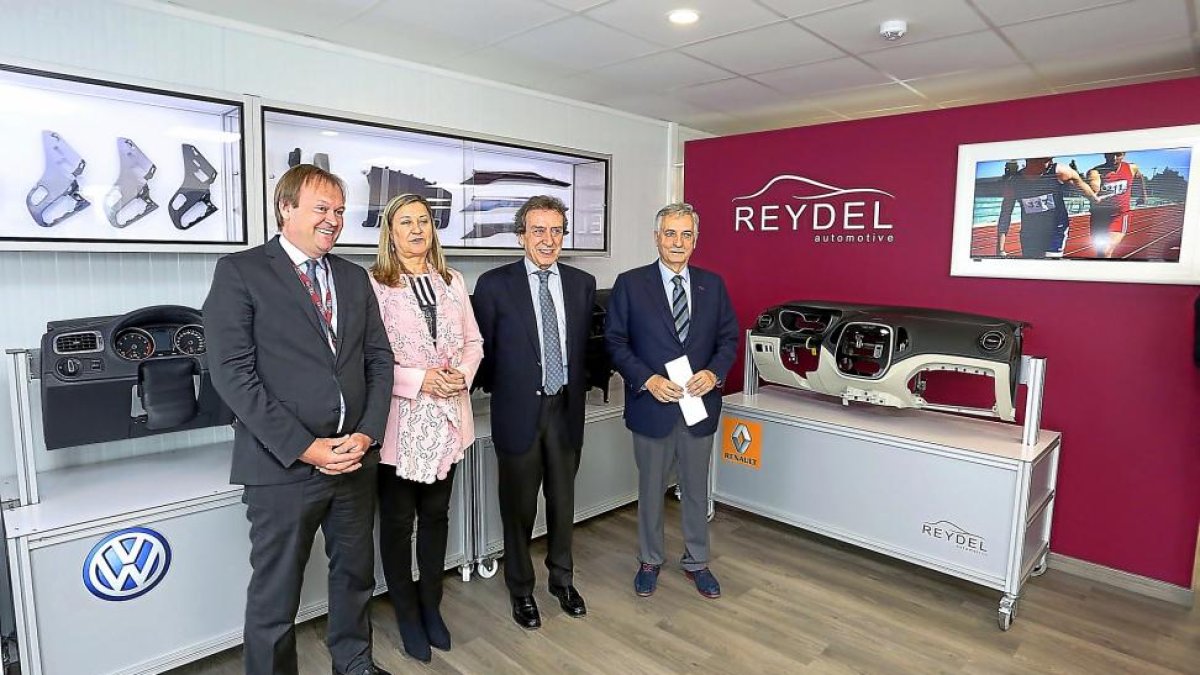 Benoit Rolland, Pilar del Olmo, José Antonio de Santiago-Juárez y Artemio Domínguez en las instalaciones de Reydel.-ICAL
