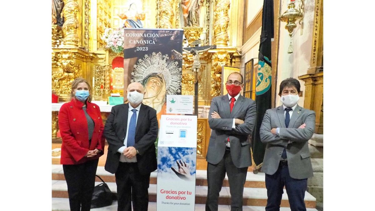 Presentación del datáfono en La Cofradía Penitencial de la Santa Vera Cruz. En la fotografía se pueden ver al director territorial del Banco Santander de Castilla y León, Francisco Javier Martín Clavo; la directora territorial de Banca Institucional del mismo banco, María de Palacio Romero; el alcalde de Veracruz, Daniel Domínguez, y su vicealcalde, Juan Moreno. ICAL