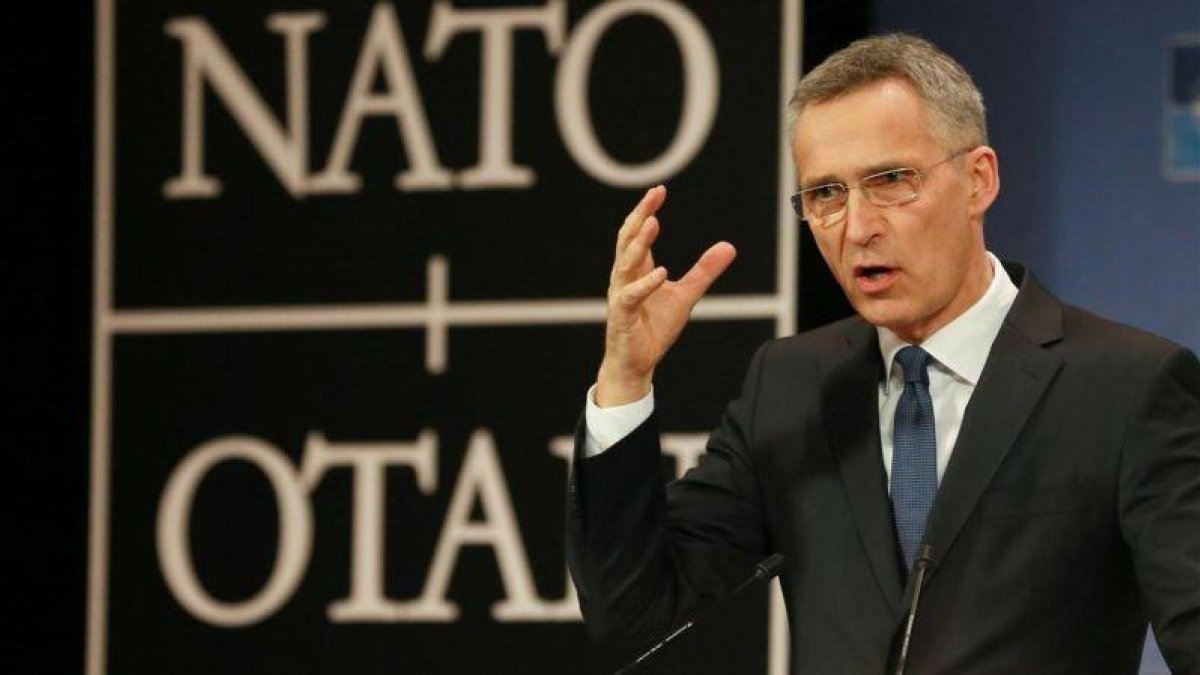 Stoltenberg gesticula durante la presentación del informe anual de la OTAN correspondiente al 2017, el 15 de marzo, en Bruselas.-EFE / OLIVIER HOSLET