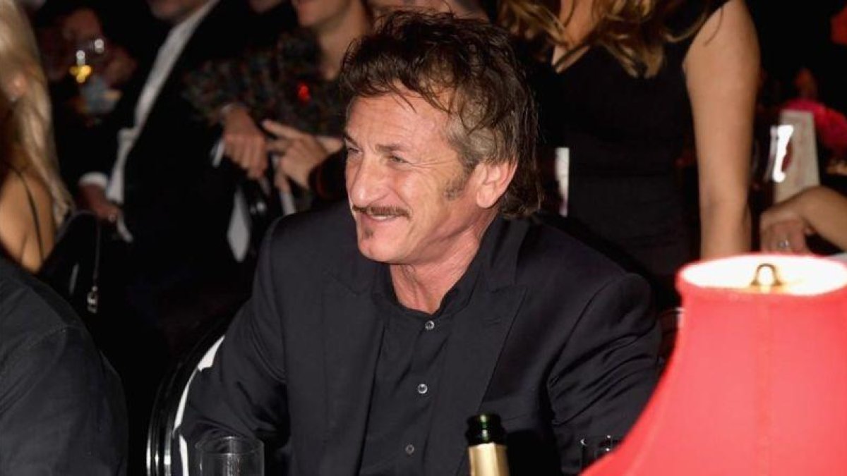 Sean Penn, en la subasta solidaria que ha promovido Madonna para recaudar fondos para el hospital de Malawi. Este jueves en Miami Beach (Florida).-JEFF KRAVITZ