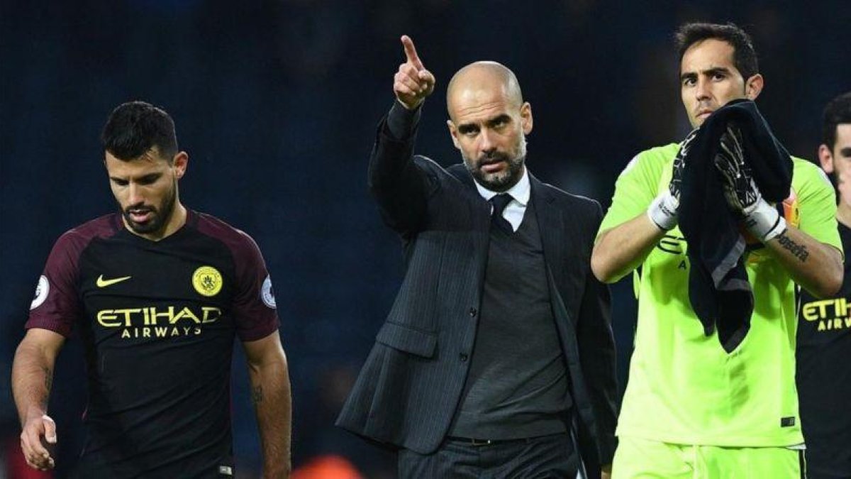 Pep Guardiola conmina a Agüero y Bravo a saludar a los seguidores del City desplazados a West Bromwich.-AFP / JUSTIN TALLIS