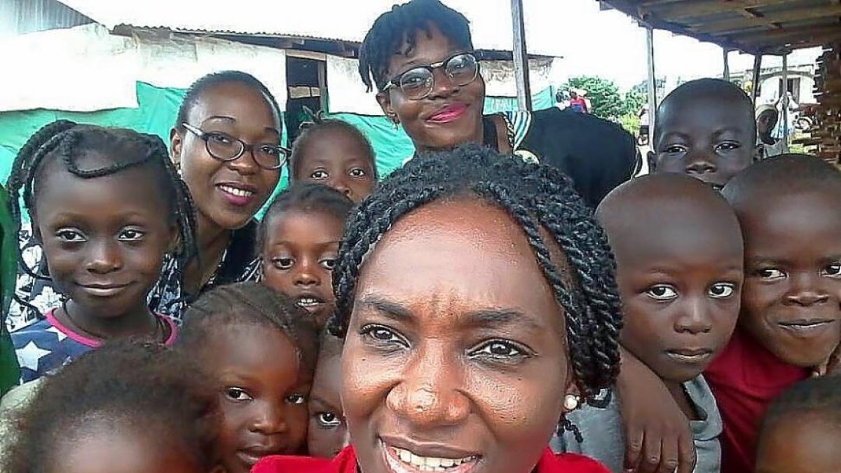 Ebele Okoye, con varios niños de la ONG Sociedad de Cooperación Educativa de la Junta de Mujeres.-EL MUNDO
