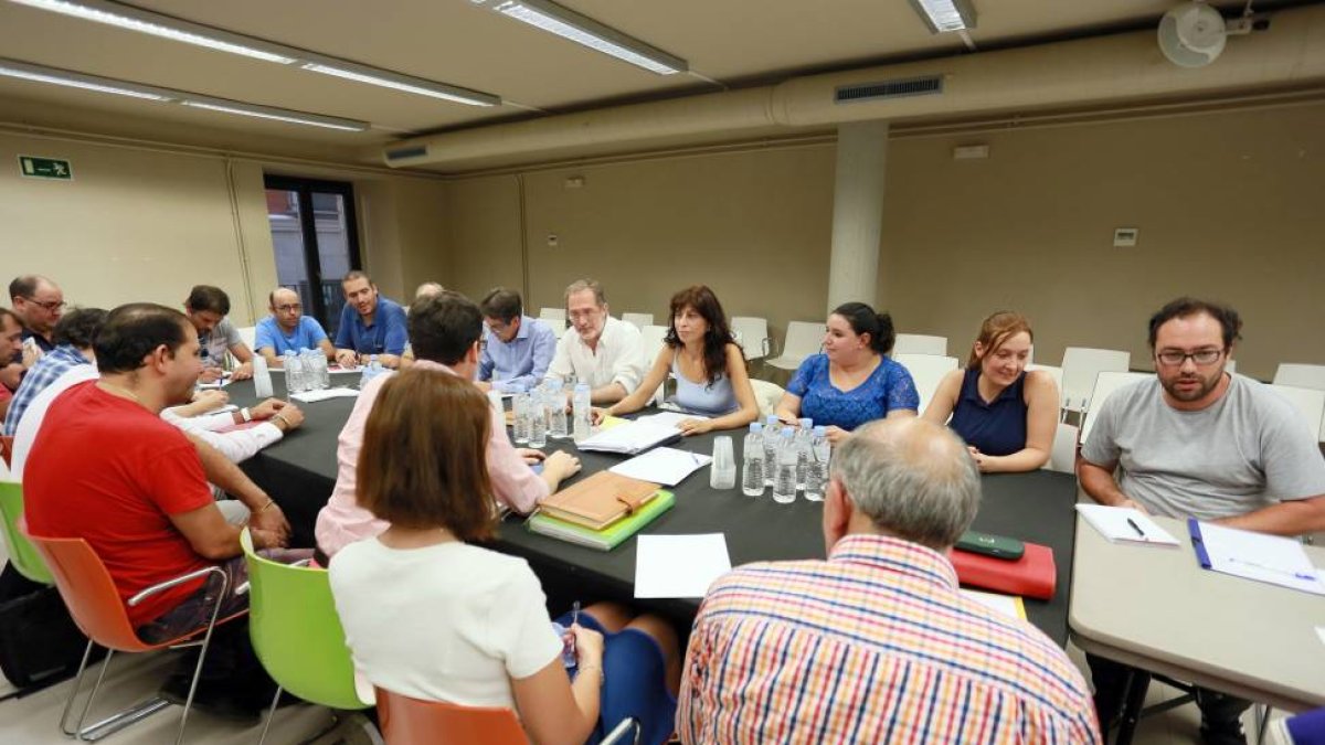 La concejala de Cultura del Ayuntamiento de Valladolid, Ana Redondo, y el concejal de Urbanismo, Infraestrcuturas y Vivienda, Manuel Saravia, presiden la reunión de la Comisión de Fiestas-Ical
