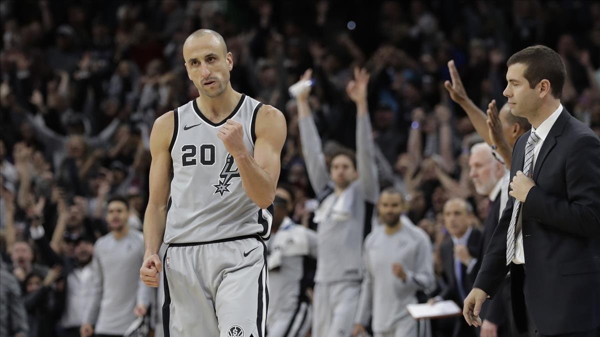 Ginóbili, con la camiseta de los Spurs en un reciente encuentro de la NBA /-ERIC GAY (AP)
