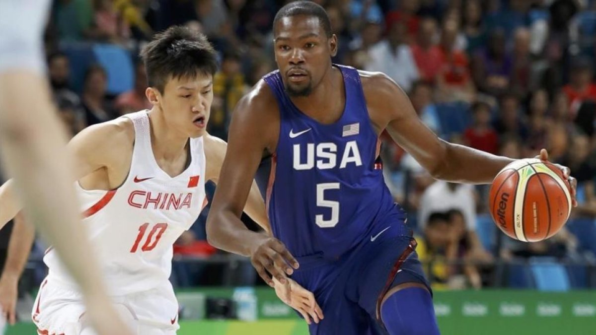 Kevin Durant conduce la jugada ante el chino Zhou Peng.-REUTERS / JIM YOUNG
