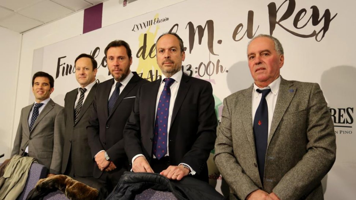 Presentación de la 83 final de Copa del Rey de Rugby, que se celebra el 17 de abril en el estadio José Zorrilla. De izquierda a derecha, el director general de Deportes de la Junta, Alfonso Lahuerta; el presidente de El Salvador, Juan Carlos Martín; el al-ICAL