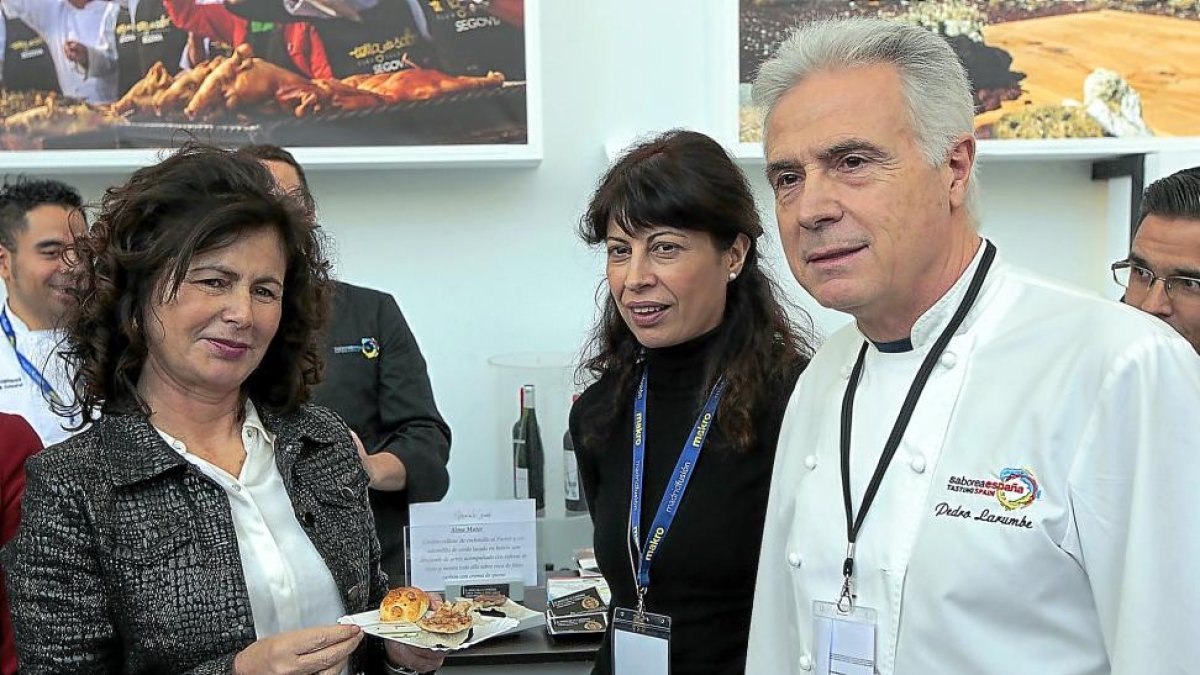 La secretaria de Estado de Turismo, Matilde Pastora Asian, acompañada de Ana Redondo y el cocinero Pedro Larumbe.-ICAL
