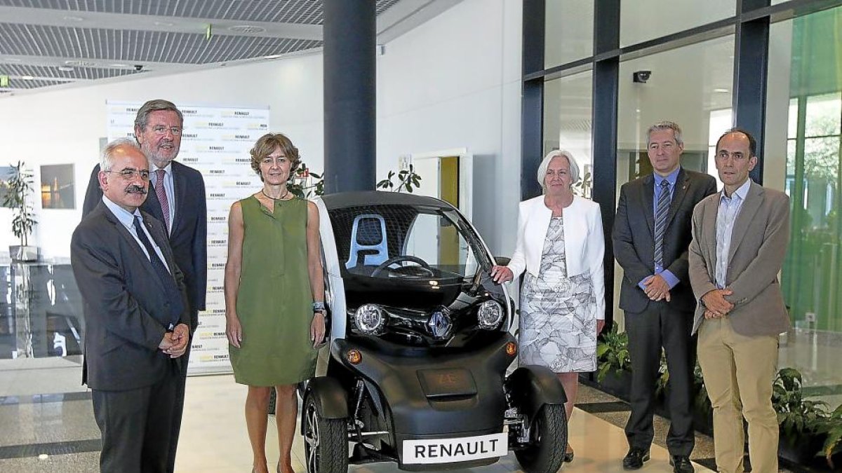 La ministra de Agricultura, Alimentación y Medio Ambiente, Isabel García Tejerina, asiste a la entrega de los premios que promueve la Fundación Renault.-ICAL