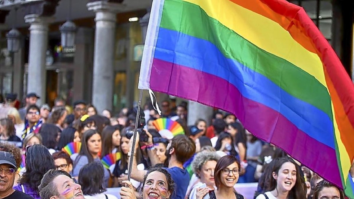 Manifestación por las calles de la ciudad del Pisuerga para reclamar igualdad con motivo del Día Internacional del Orgullo LGTBI.-ICAL