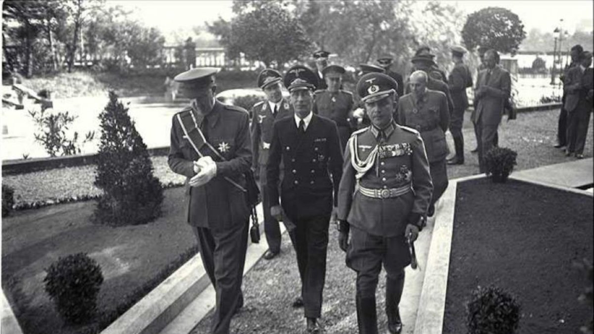 El general Alfredo Kindelán, a la izquierda de la fotografía despidiendo a militares nazis en Barcelona, al final de la Guerra Civil, estuvo enamorado de la duquesa de Valencia.-E.M.