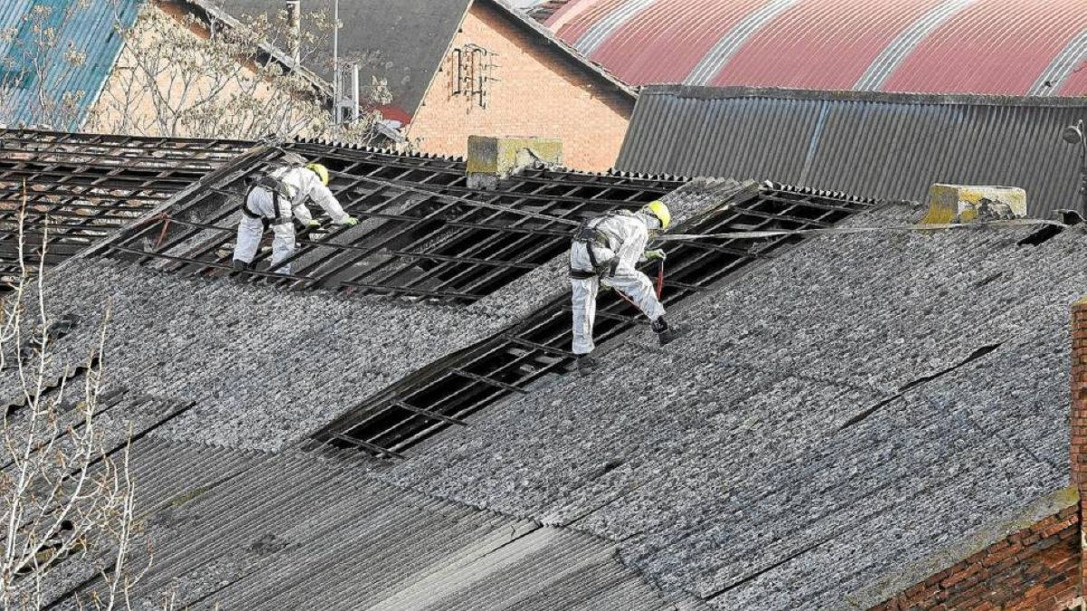 Labores de desmontaje de uralita del tejado del antiguo depósito de locomotoras.-E. M.