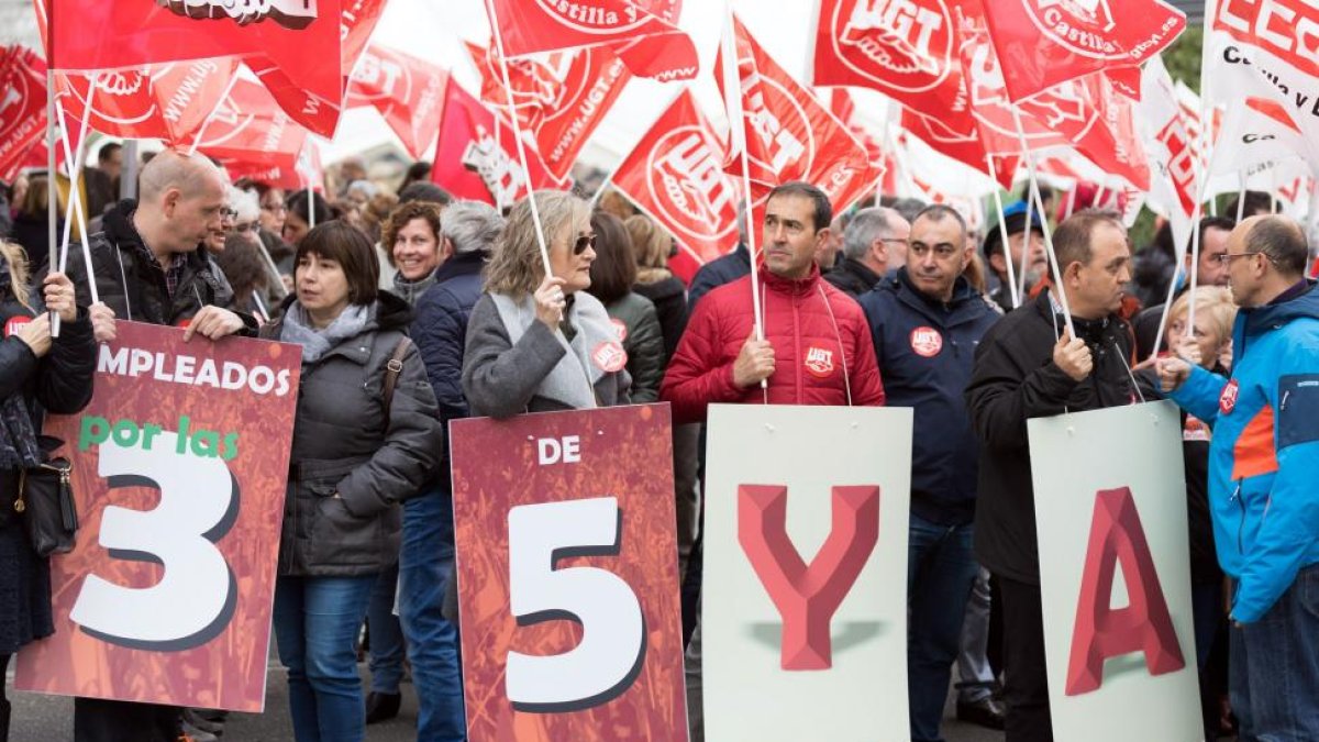 Decenas de personas pertenecientes a UGT, CCOO y CSI-F se concentran frente a la Delegación del Gobierno en Valladolid para reclamar los derechos perdidos por los funcionarios en los últimos años-ICAL
