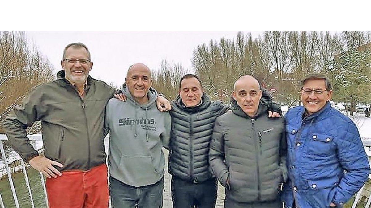Equipo español al completo para el Mundial de salmónidos mosca veteranos de Asturias.-L. FUENTE