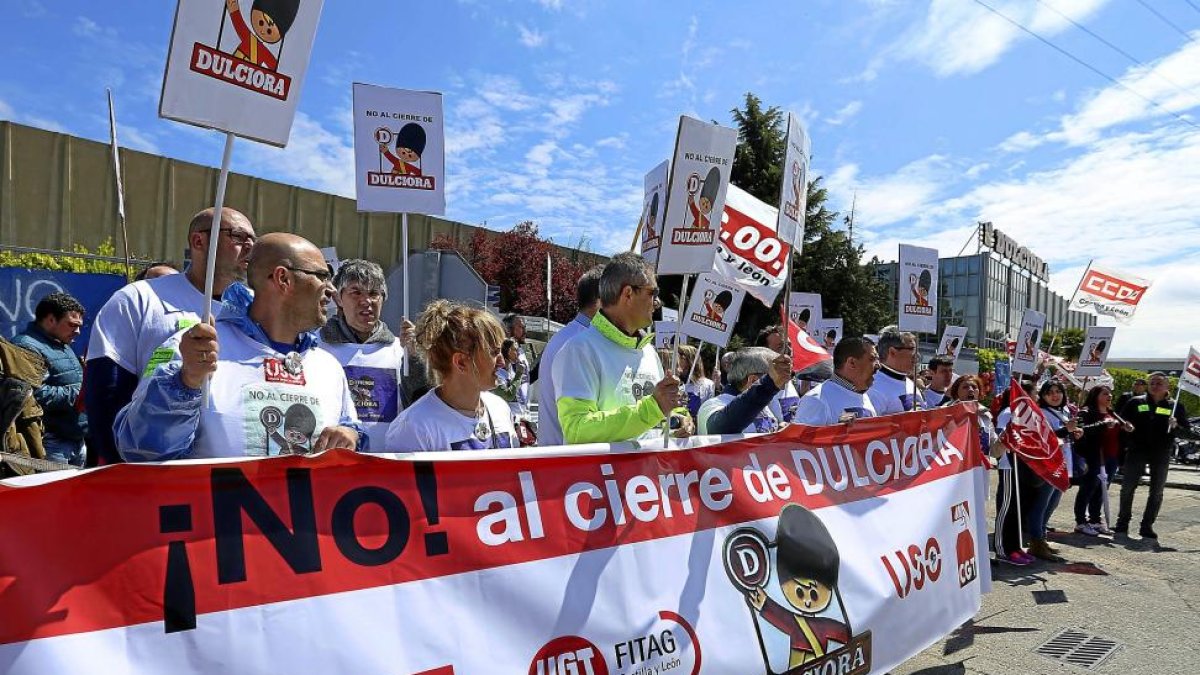 Decenas de personas volvieron a clamar ayer contra los cierres sentenciados por Mondelez.-ICAL