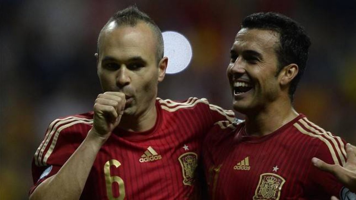 Pedro (derecha) abraza a Iniesta después de que el jugador del Barça marcara de penalti el 2-0 a Eslovaquia.-AFP / MIGUEL RIOPA