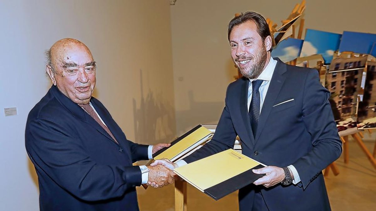 José Lladó y Óscar Puente rubrican ayer el convenio de colaboración por cuatro años más.-J. M. LOSTAU