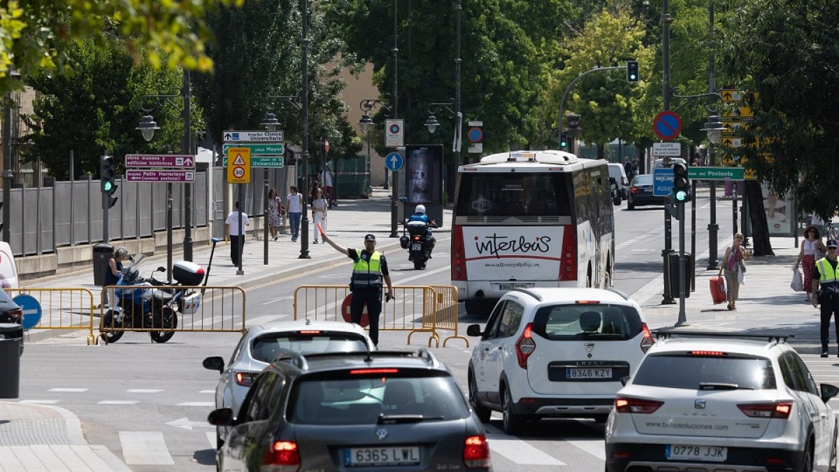 Corte de circulación en la entrada de la plaza del Poniente. |. E. M.