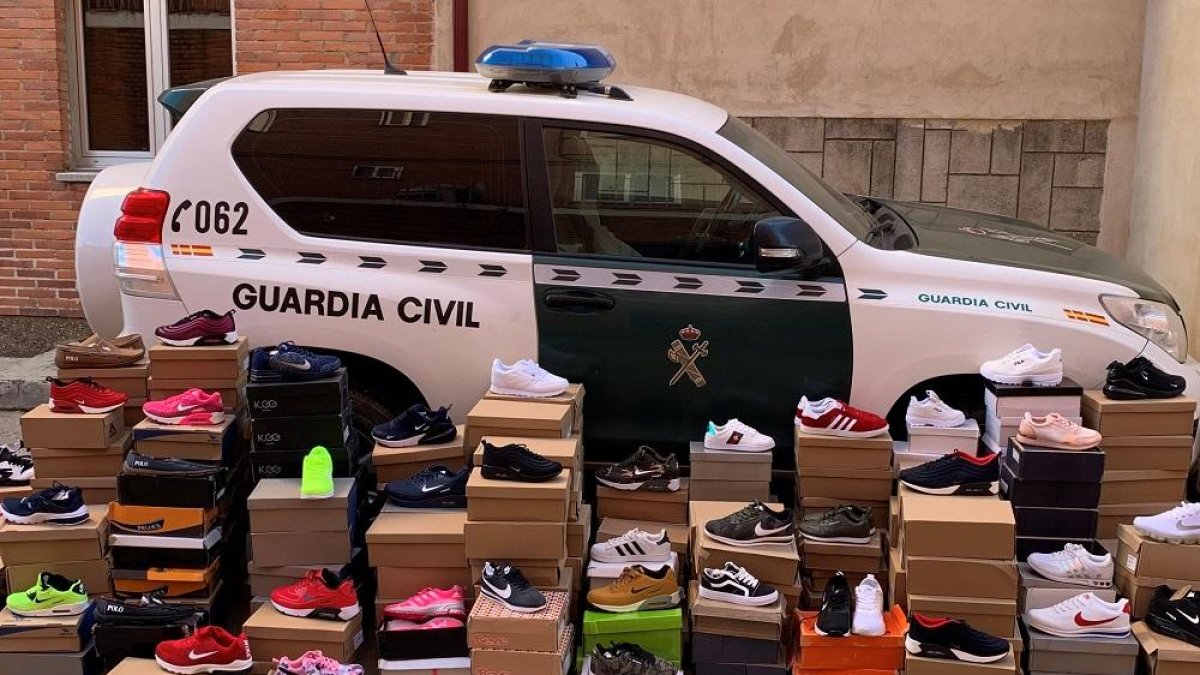 Investigan a un hombre que llevaba consigo 200 pares de zapatillas de marca, sin justificar su procedencia-ICAL